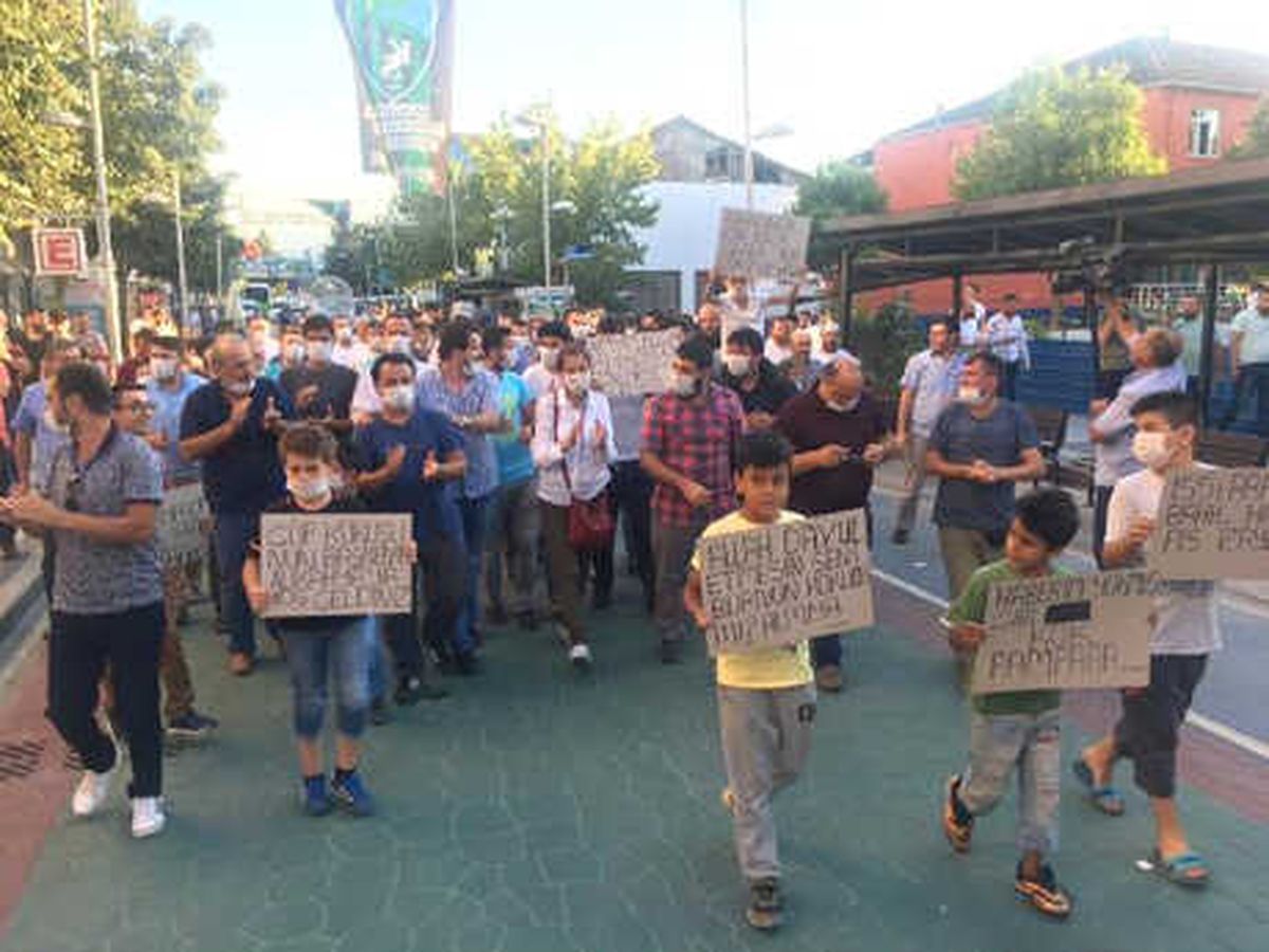 Mahalle Çöp Kokusunu Maske Takarak Protesto Etti