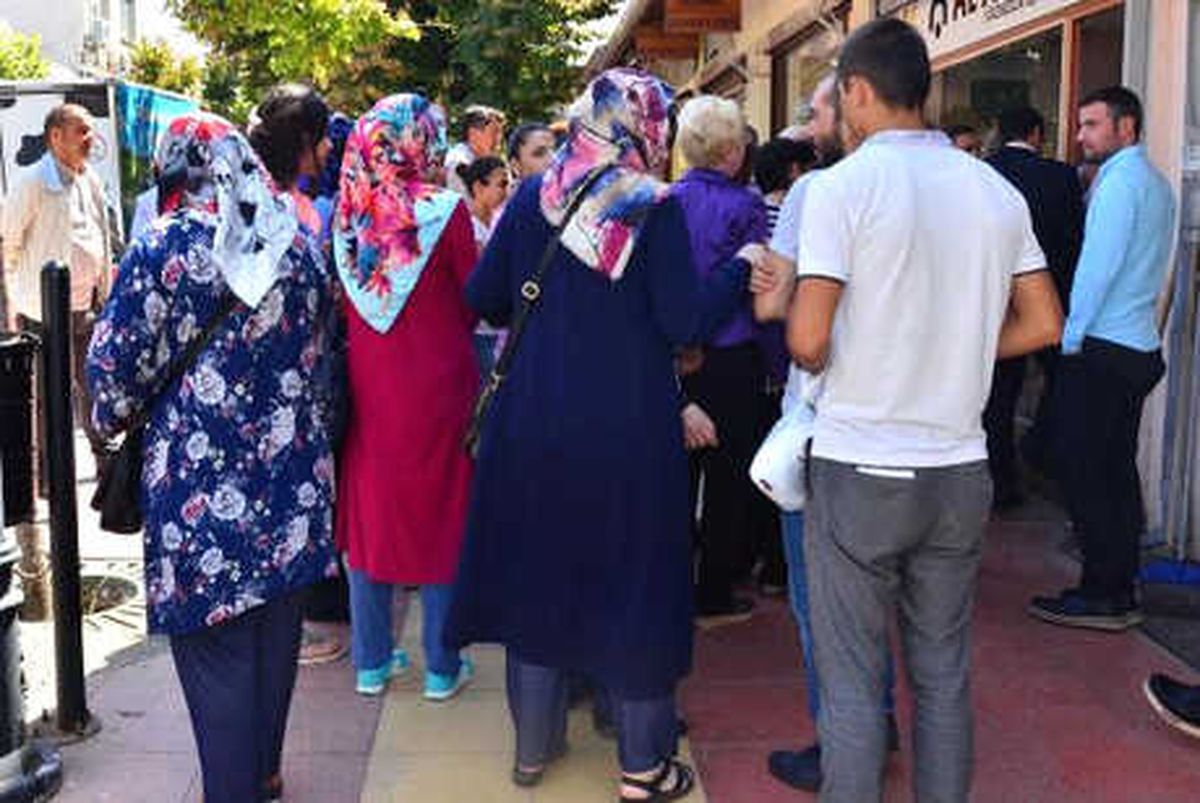 Manisa\'da Döviz Büroları Önünde Kuyruk