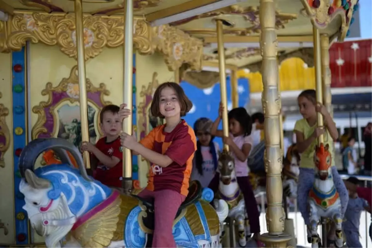 Niğde Belediye Başkanı Özkan\'dan Çocuklara Lunapark Sürprizi