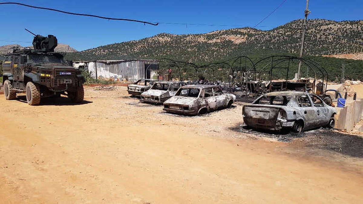 PKK\'lıların Yaktığı Araçlar Böyle Görüntülendi