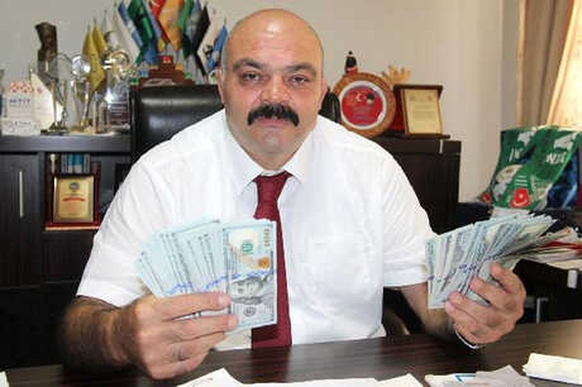 Şampiyon Güreşçi, ABD\'ye Tepki İçin Dolar Bozdurdu