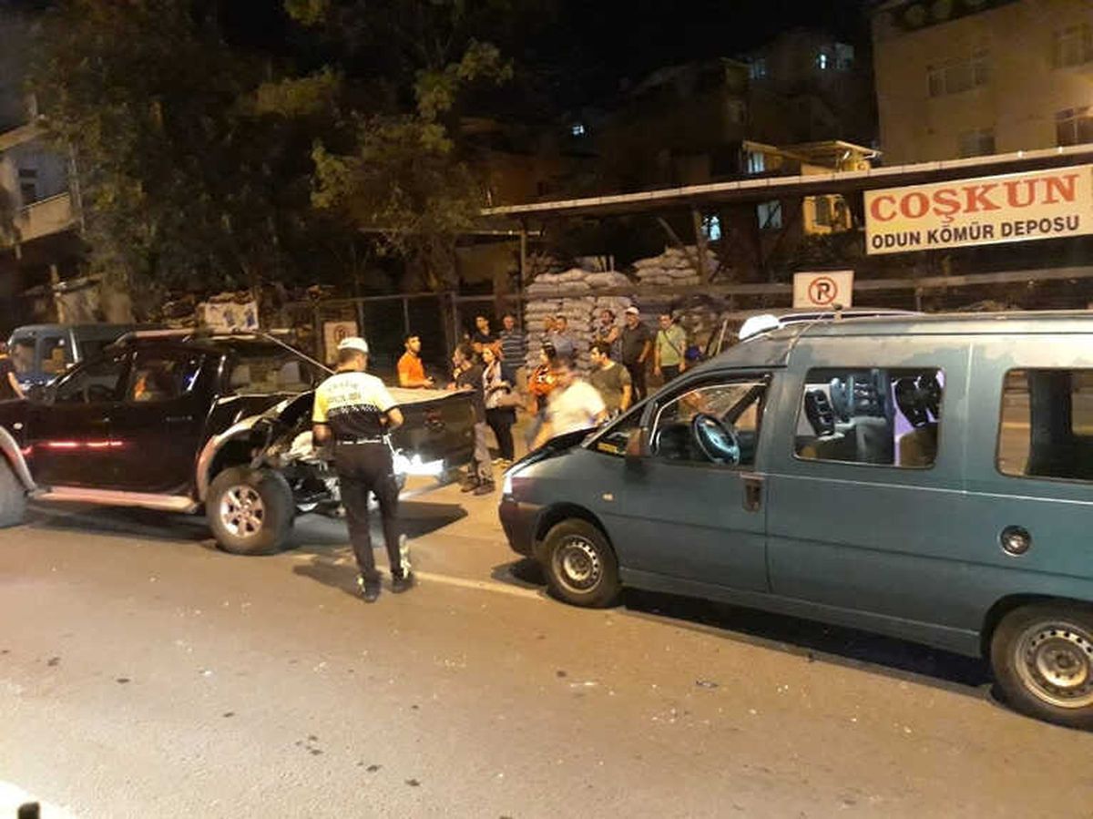 Samsun\'da Dolmuş Kamyonete Çarptı: 4 Yaralı