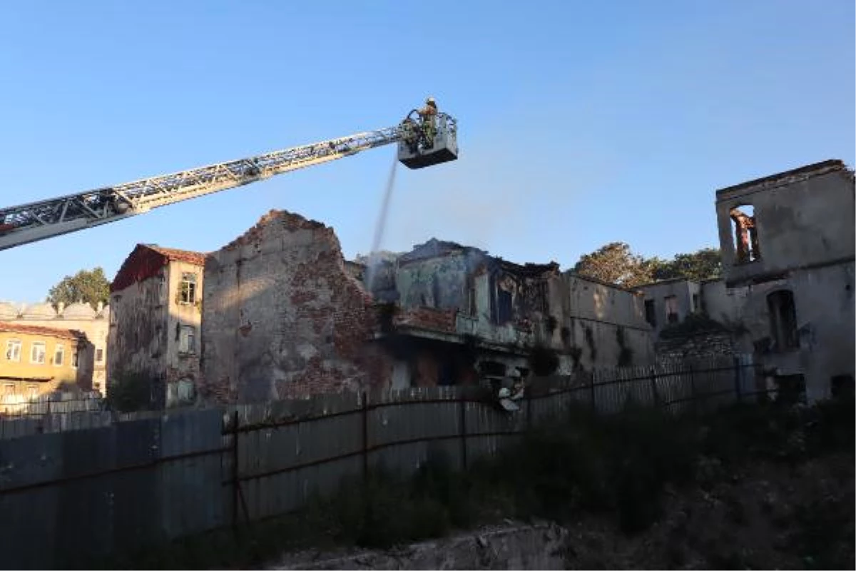 Yangın Çıkan Metruk Bina Otomobilin Üzerine Yıkıldı