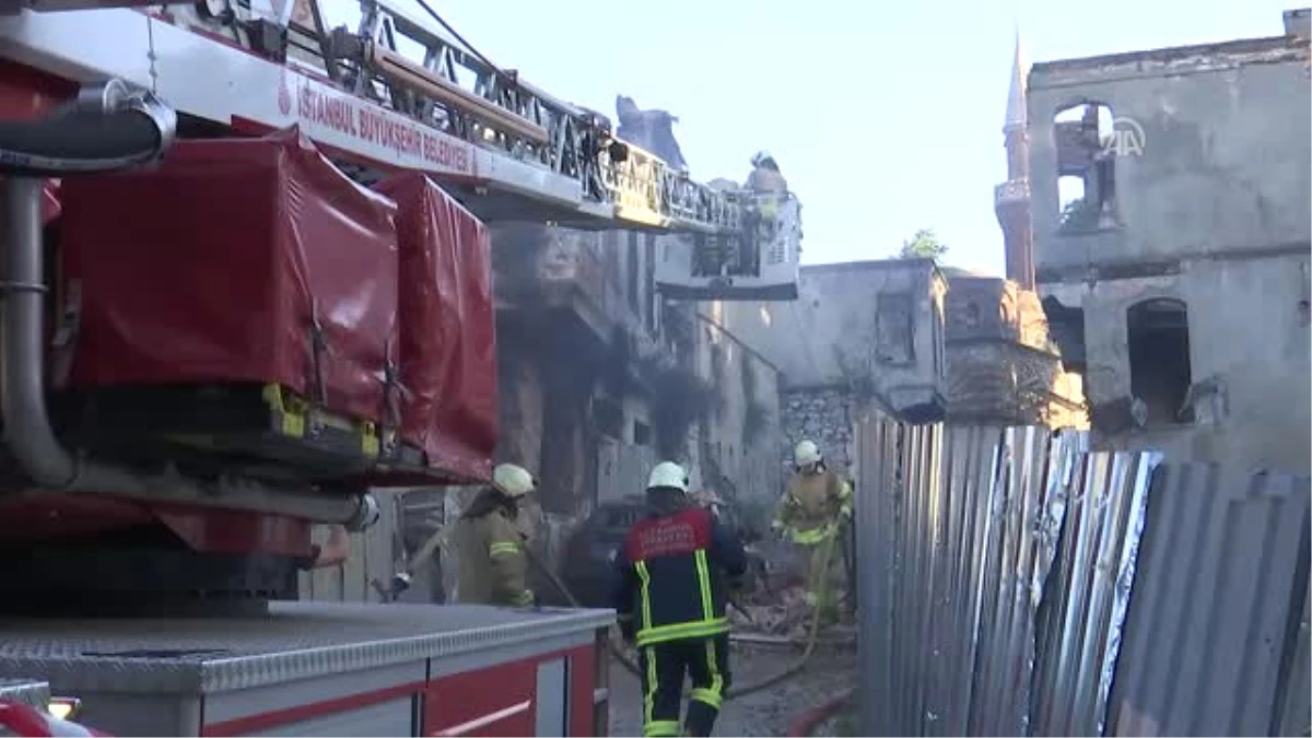Yangında Devrilen Duvar Otomobili Kullanılamaz Hale Getirdi - İstanbul