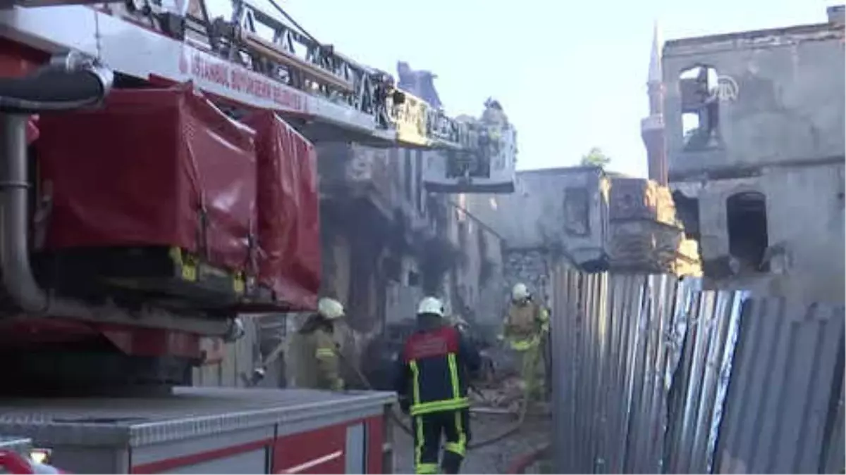 Yangında Devrilen Duvar Otomobili Kullanılamaz Hale Getirdi - İstanbul