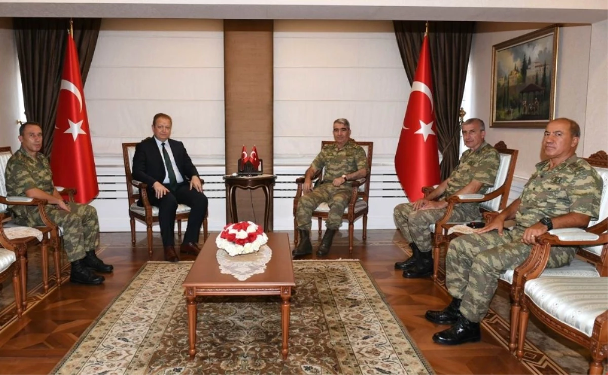 3. Ordu Komutanı Savaş, Trabzon Valisi Yavuz\'u Ziyaret Etti