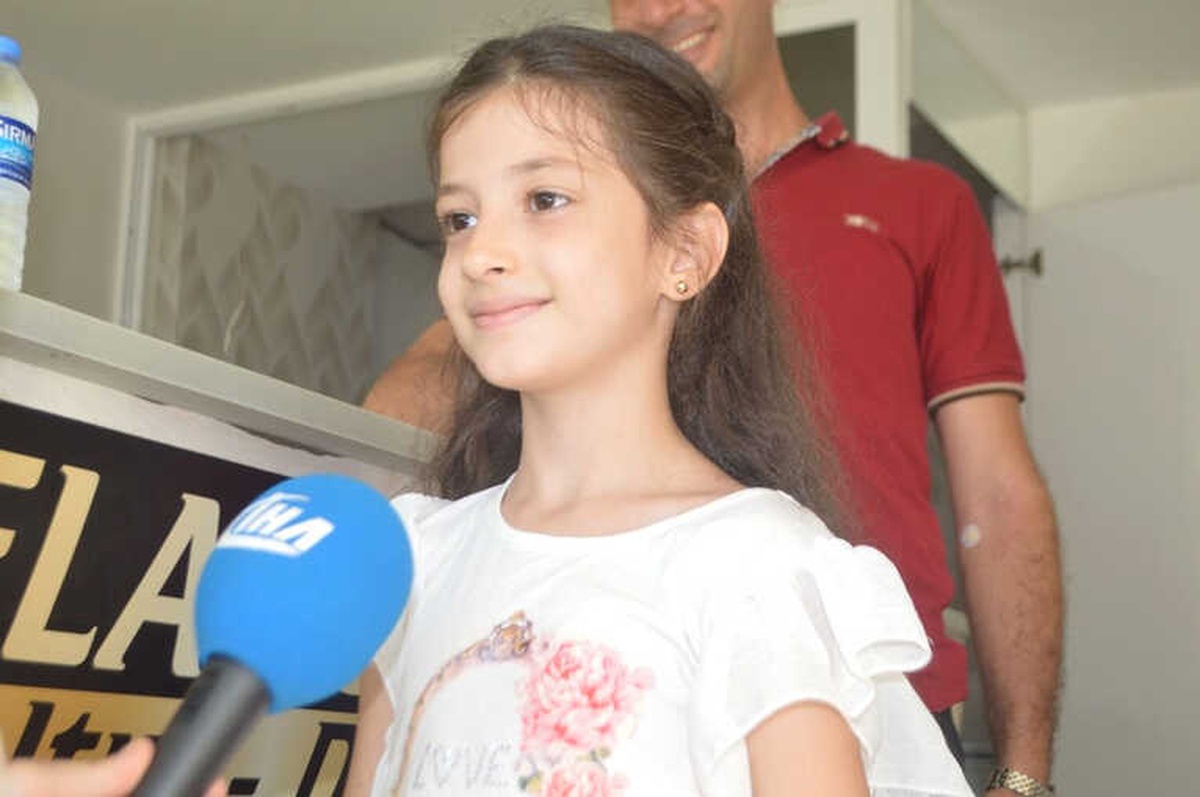 8 Yaşındaki Çocuk, TL\'ye Destek İçin Kumbarasındaki Dolarları Bozdurdu