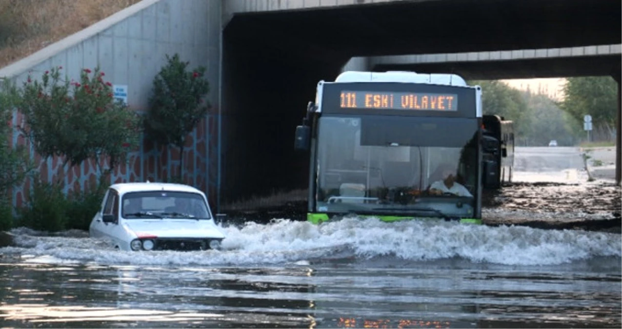 Adana\'da Taşan Sulama Kanalı Sürücülerin Kabusu Oldu! Karayolu Kapatıldı, Araçlar Mahsur Kaldı