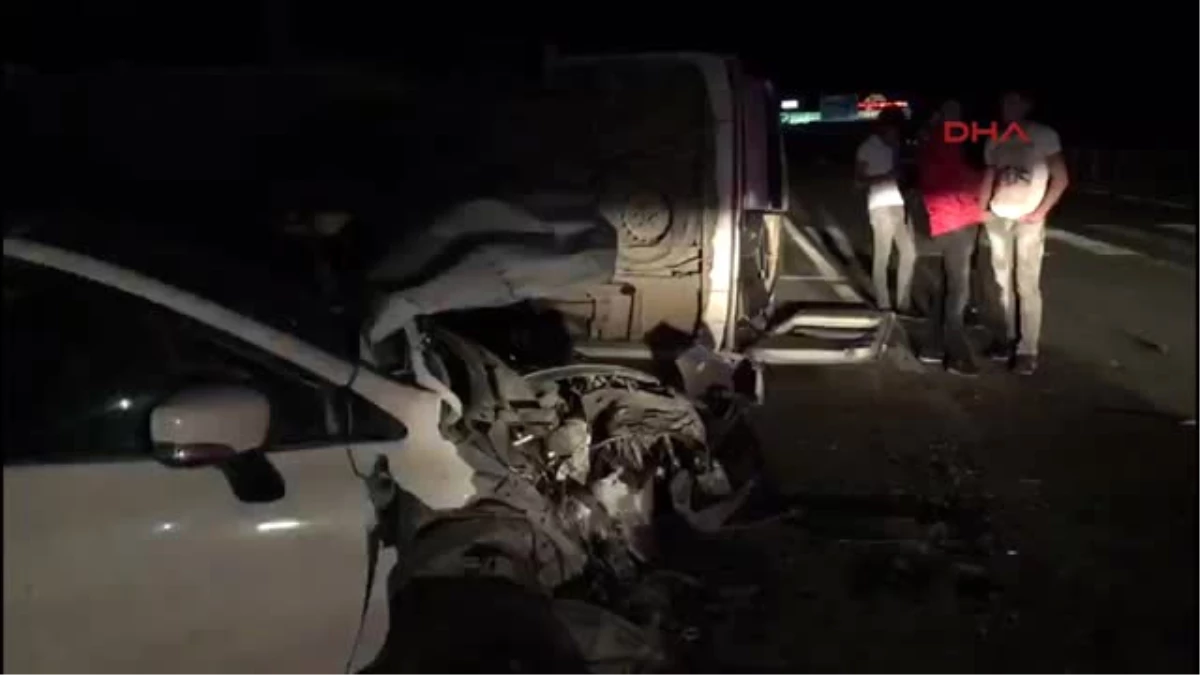 Afyonkarahisar\'da Otomobil ve Minibüs Çarpıştı: 17 Yaralı