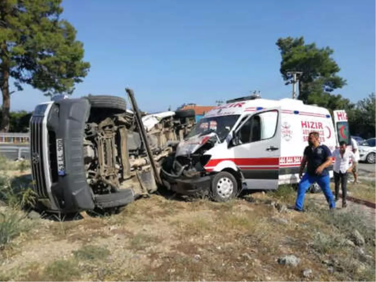 Ambulans ile Tur Minibüsü Çarpıştı: 4\'ü Rus 7 Yaralı