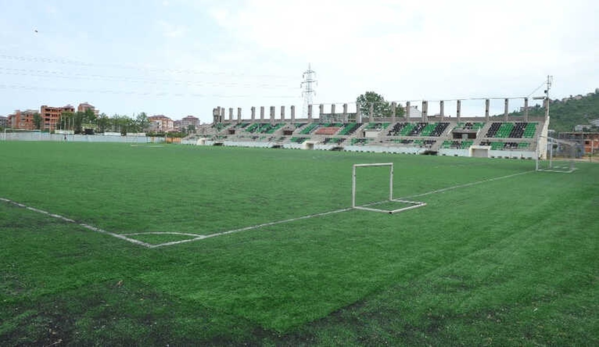 Araklı İlçe Stadının Kardan Çöken Tribünü Yıkılıp Yenisi Yapılacak, Zemini Değiştirilecek