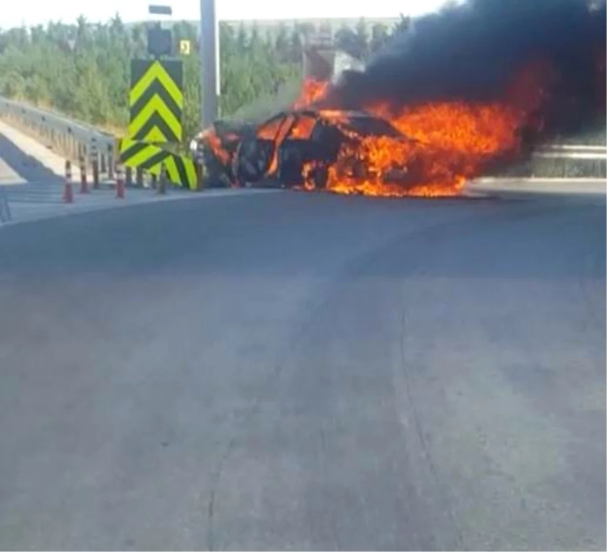 Bariyere Çarpan Lüks Otomobil Alev Alev Yandı