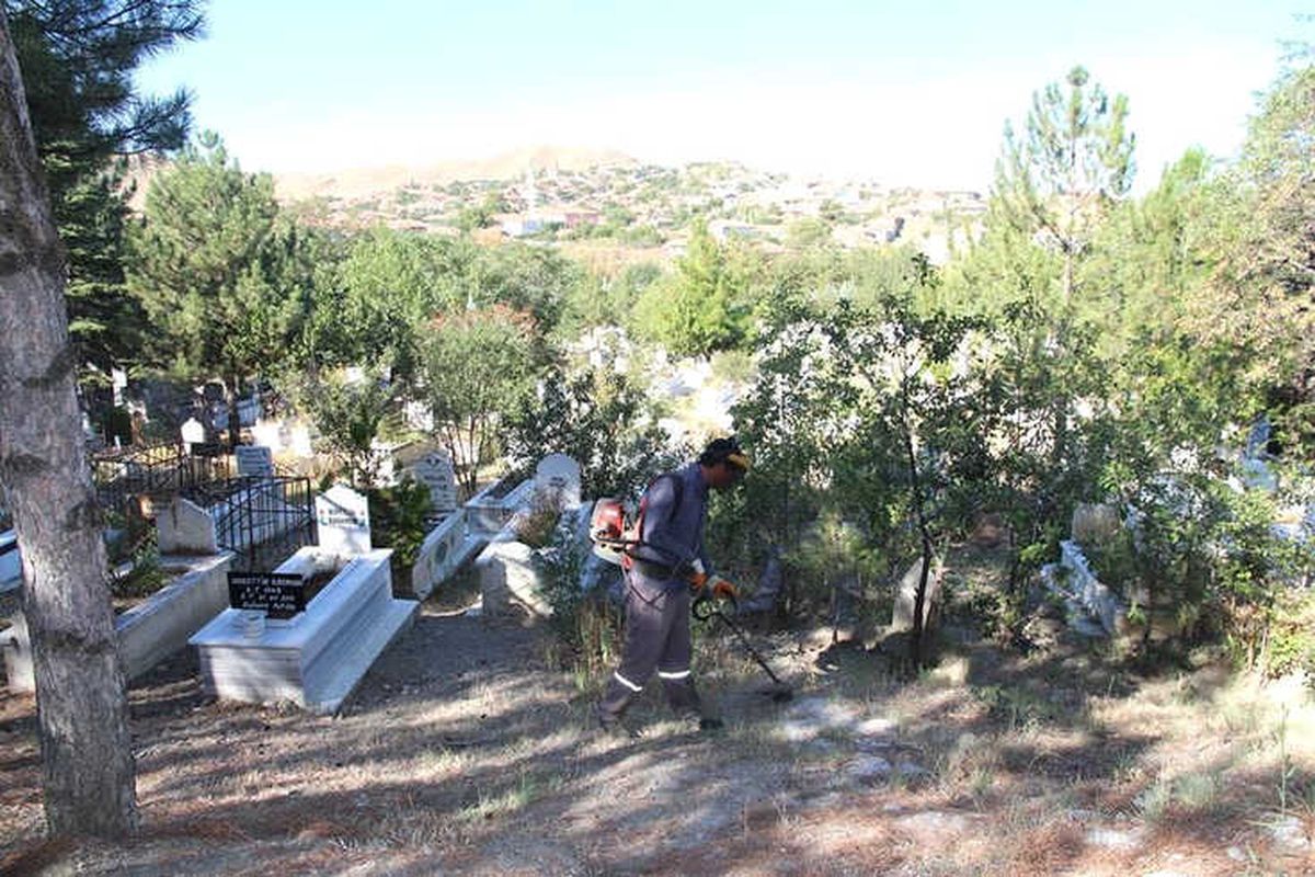 Bayram Öncesi Mezarlıklar Bakıma Alındı