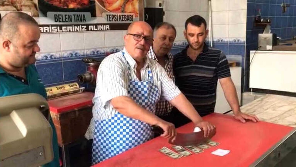 Belen\'in Meşhur Bıçak Kıymasını Bu Defa Dolar Kıyması Yaptı