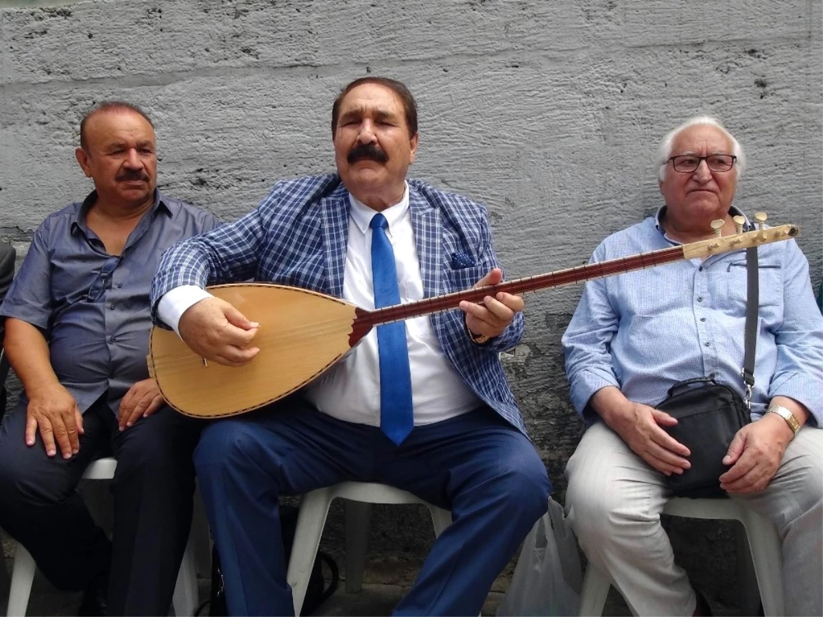 Beyoğlu\'nda Halk Ozanları ABD\'yi ve Doları Protesto Etti