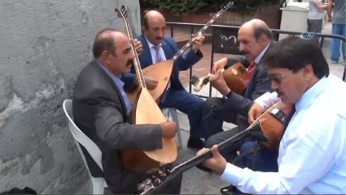 Beyoğlu\'nda Halk Ozanları ABD\'yi ve Doları Protesto Etti