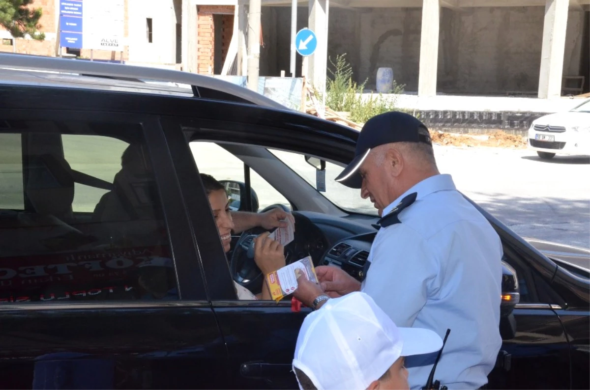 Çocuklar Ailenin Trafik Polisi Oldu