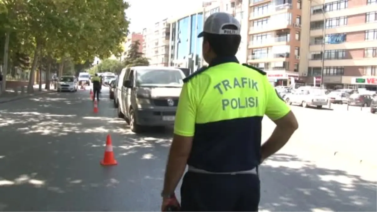 Çocuklar Kırmızı Düdükle Trafik Polisi Oldu