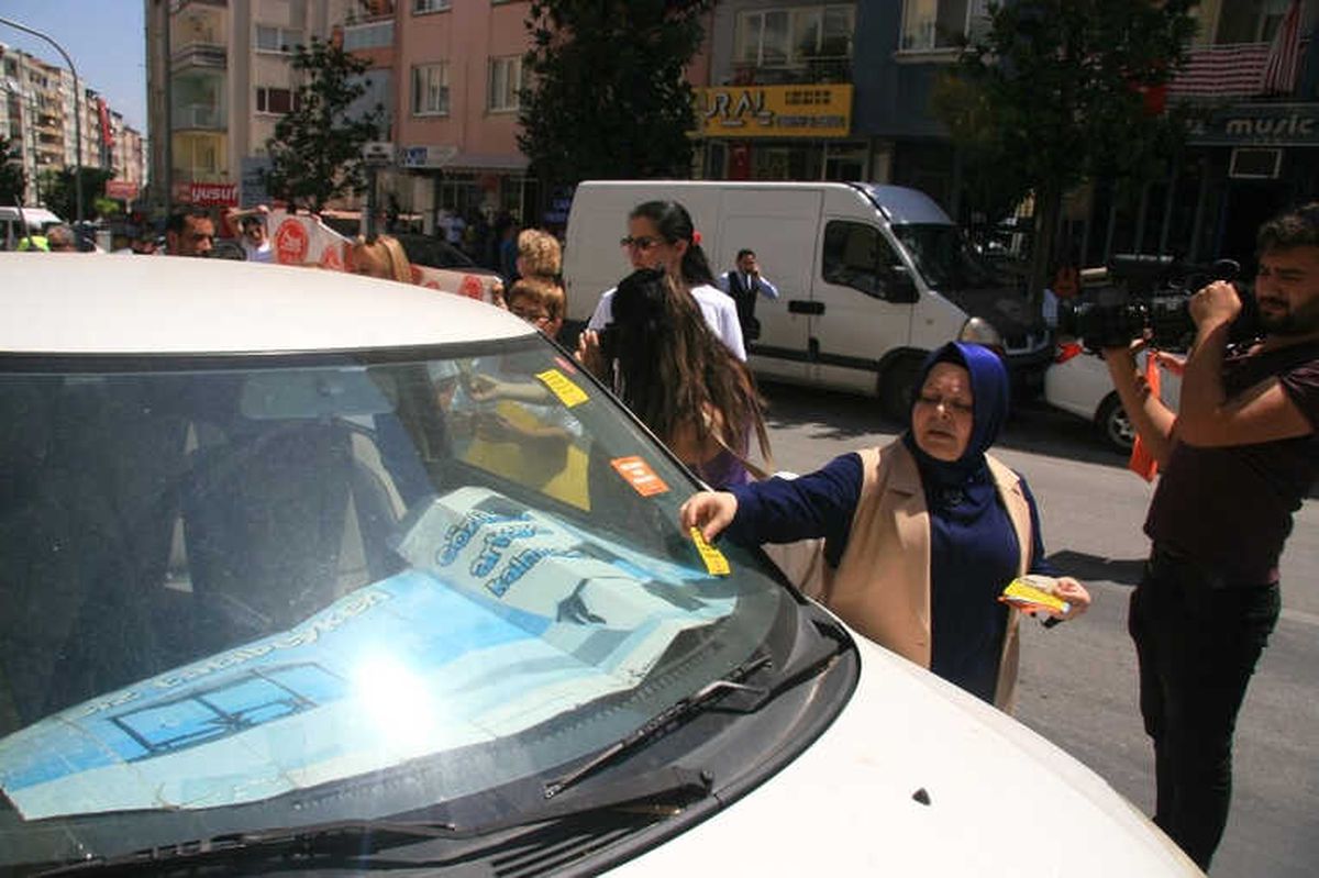 Denizli\'de Engelli Vatandaşlardan Çıkartmalı Protesto