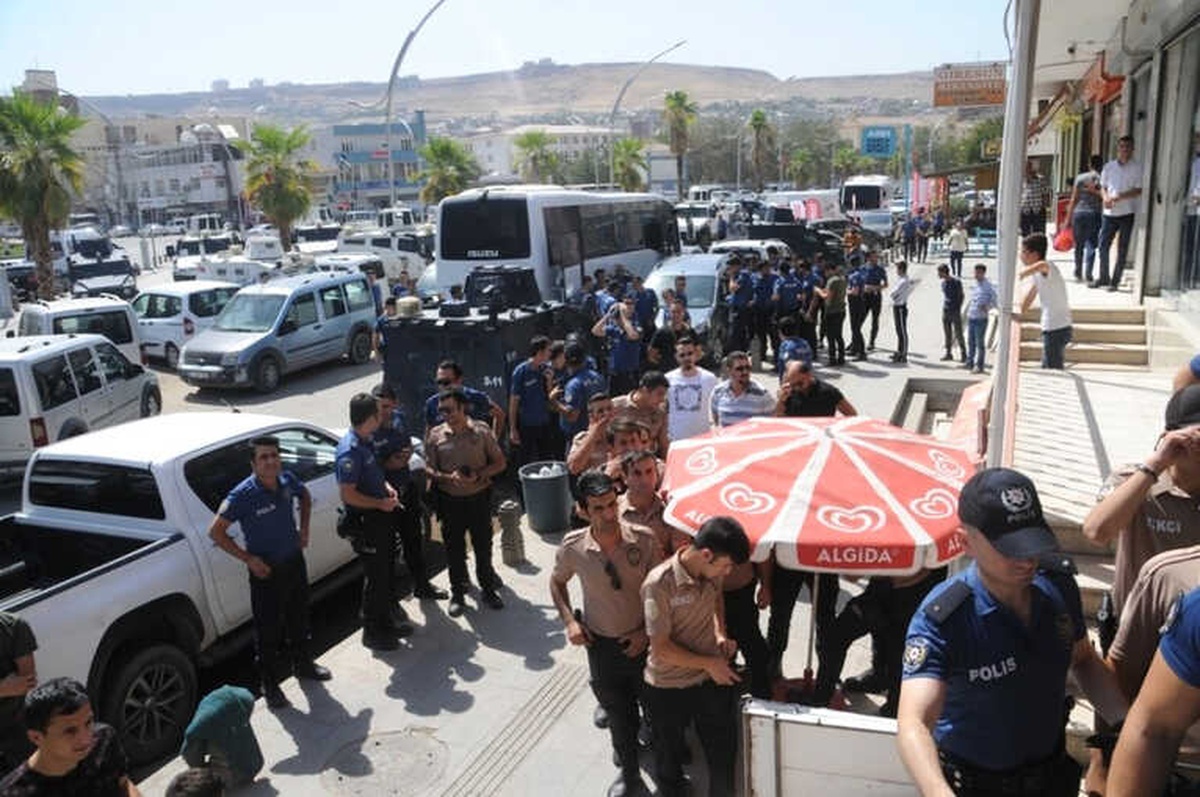 Dövizini Alan Polis TL\'ye Sahip Çıkmak İçin Sıraya Girdi