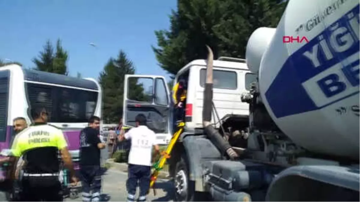 Düzce Beton Mikseri Halk Otobüsüne Çarptı 3 Yaralı