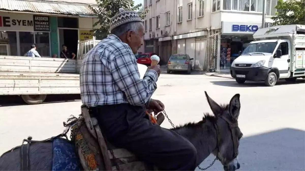 Eşek Üzerinde Dondurma Keyfi Yapan Aşır Dede Meşhur Oldu