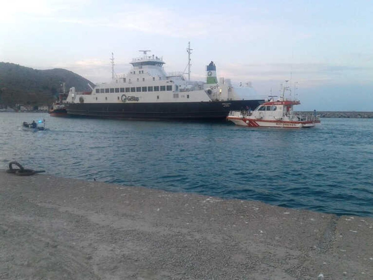 Gökçeada\'da Karaya Oturan Feribottan Araçlar Tahliye Edildi