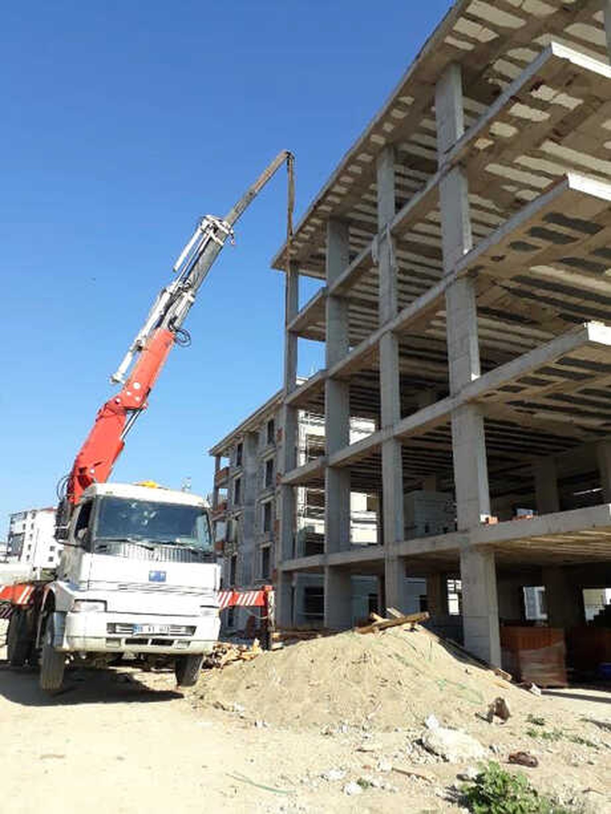Halatı Koptu, Kalasların Altında Kalan Vinç Operatörü Öldü