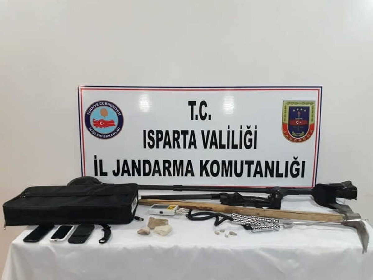 Jandarmanın Kaçak Kazı Operasyonunda Bizans ve Antik Döneme Ait Tarihi Eser Ele Geçirildi
