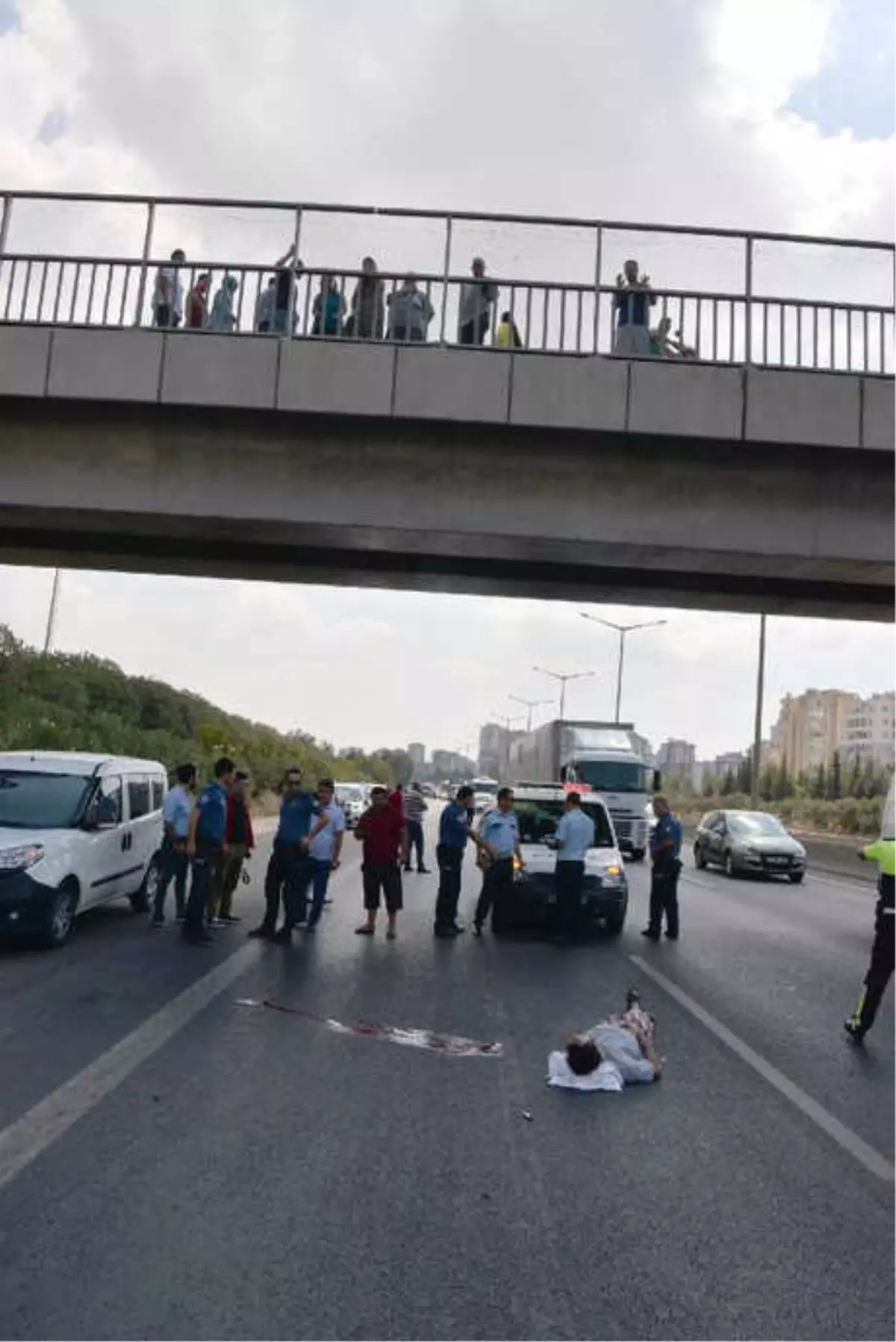 Köprüden Otoyola Atladı, Kadın Sürücü Şok Yaşadı