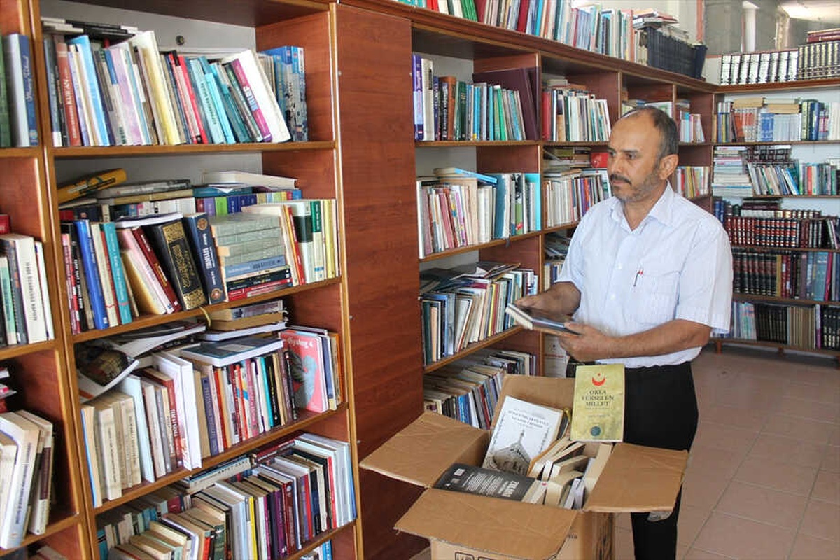 Köyüne Kurduğu Kütüphaneyi Geliştirdi