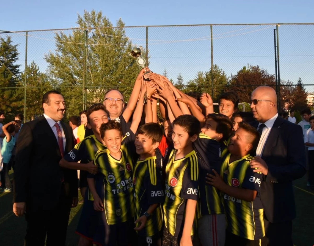 Kur\'an Kursu Öğrencilerinin Futbol Turnuvası Sona Erdi