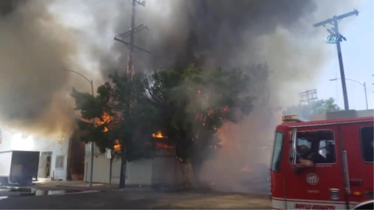 Los Angeles\'ta Mobilya İmalathanesinde Yangın