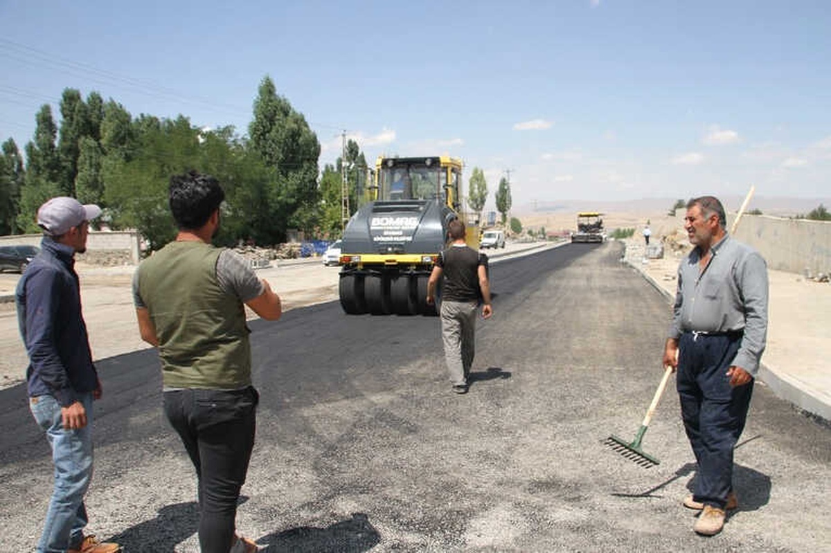 Malazgirt\'te Sıcak Asfalt Çalışması