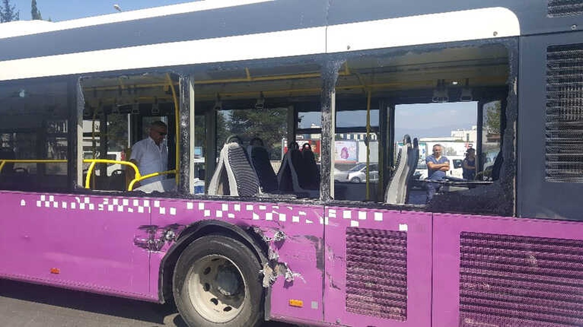 Otobüs ile Beton Mikseri Çarpıştı: 3 Yaralı