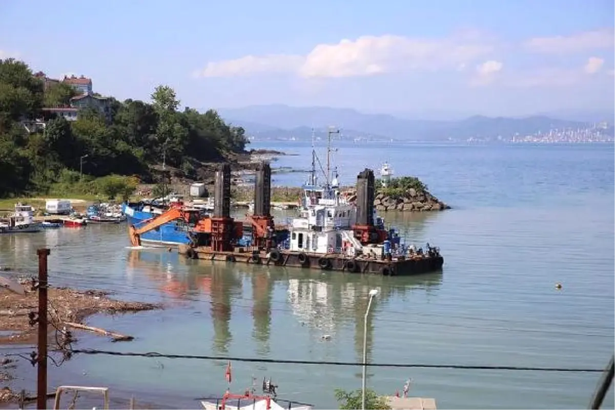 Selden Etkilenen Balıkçı Barınağı Gemiyle Temizleniyor