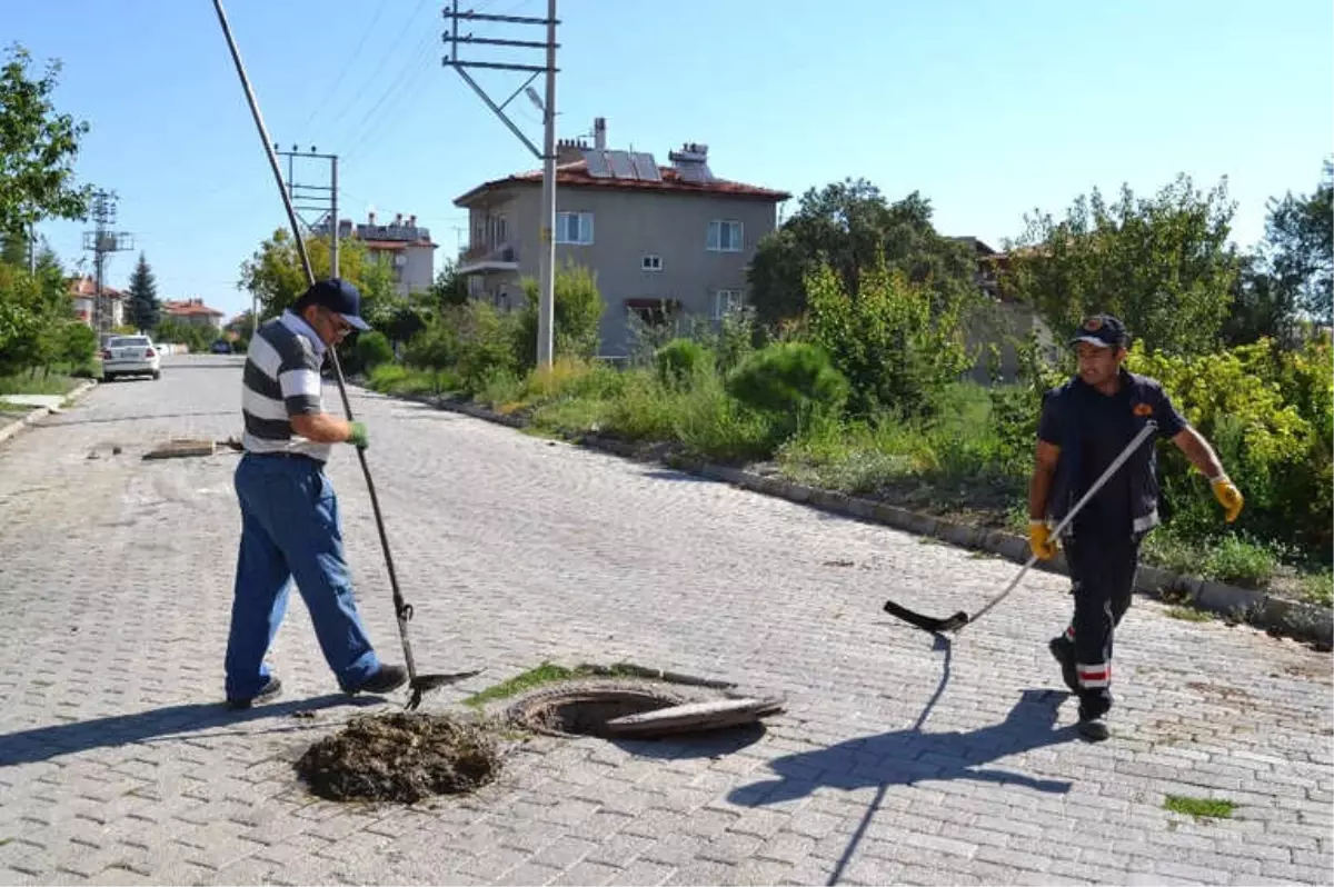 Şuhut\'ta Kanalizasyon ve Yağmur Suyu Hatlarında Temizlik Çalışmaları