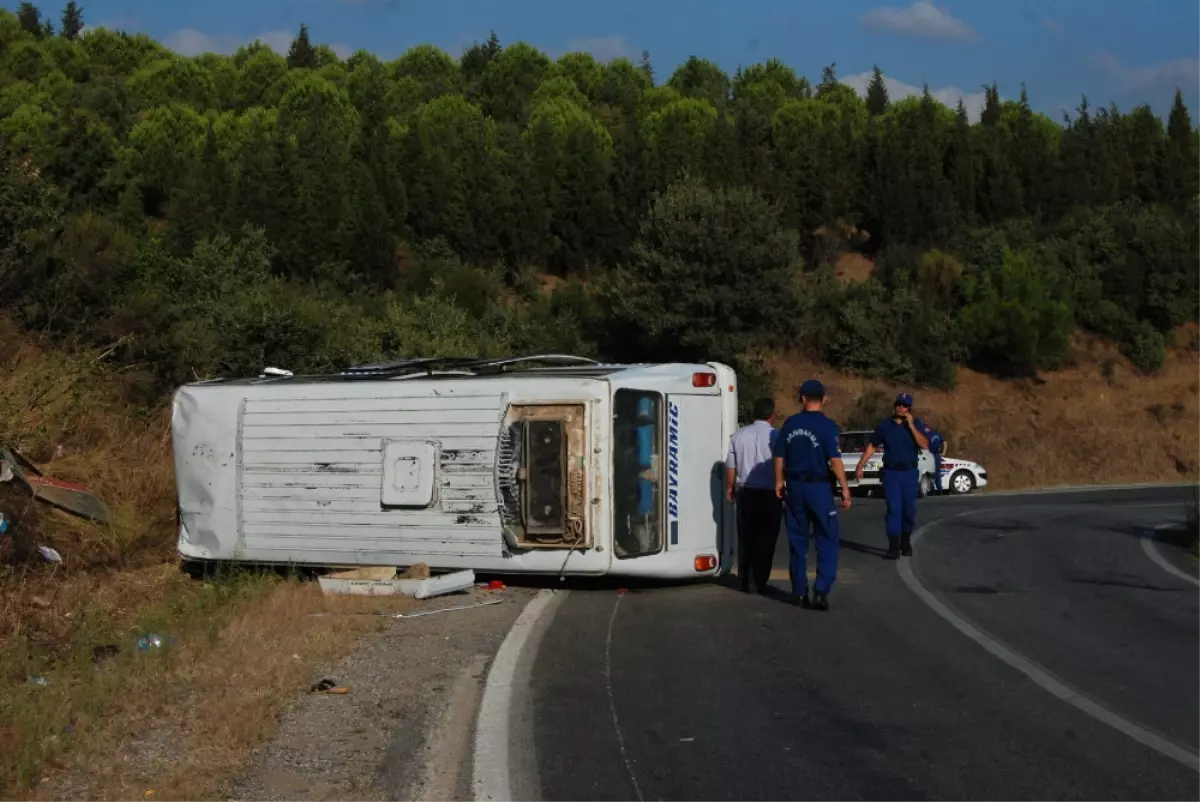 Tarım İşçilerini Taşıyan Minibüs Devrildi: 12 Yaralı