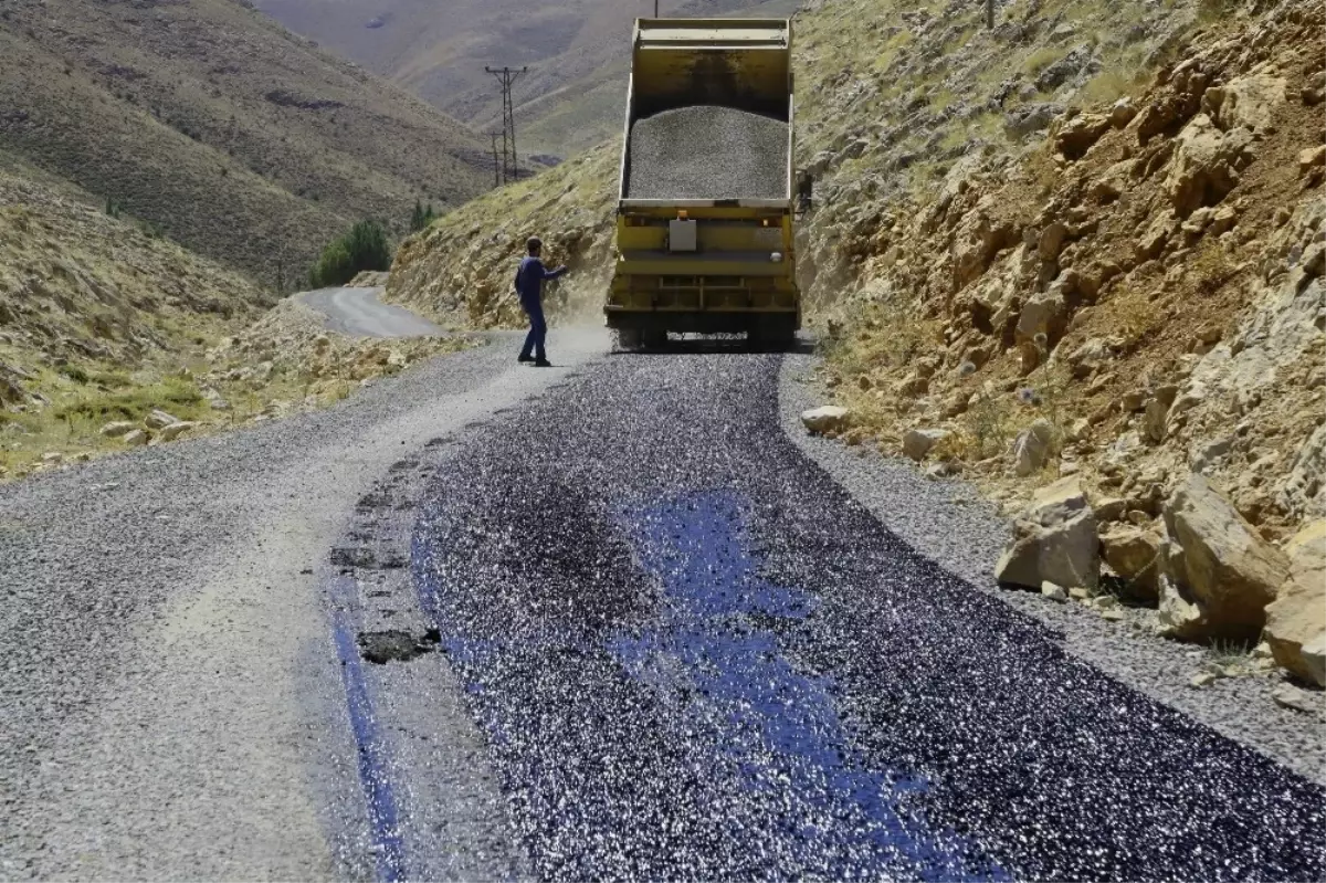 Uluköy Mahallesi\'nde 15 Km\'lik Yol Asfaltlanıyor