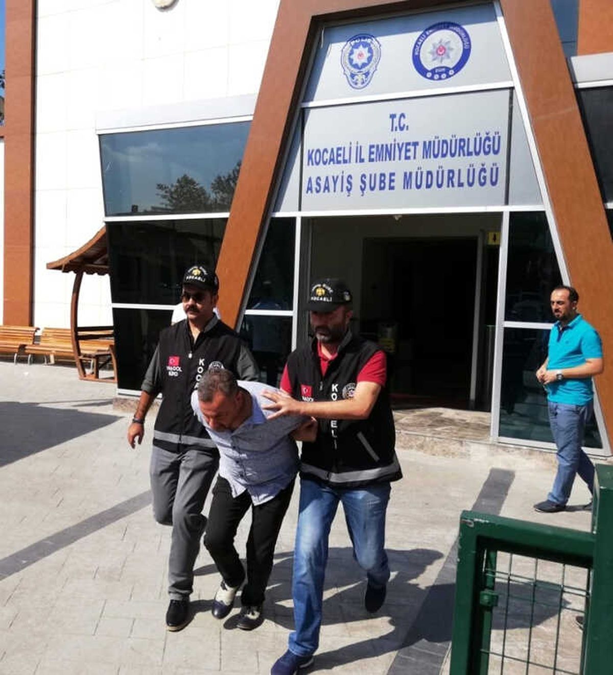 Valiyim\' Diyerek İş Adamlarını 100 Bin TL Dolandıran 2 Kişi Tutuklandı