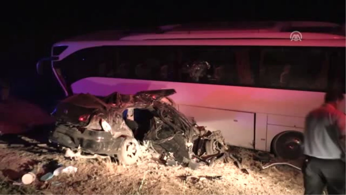 Van\'da Otobüs ile Otomobil Çarpıştı: 5 Ölü, 18 Yaralı