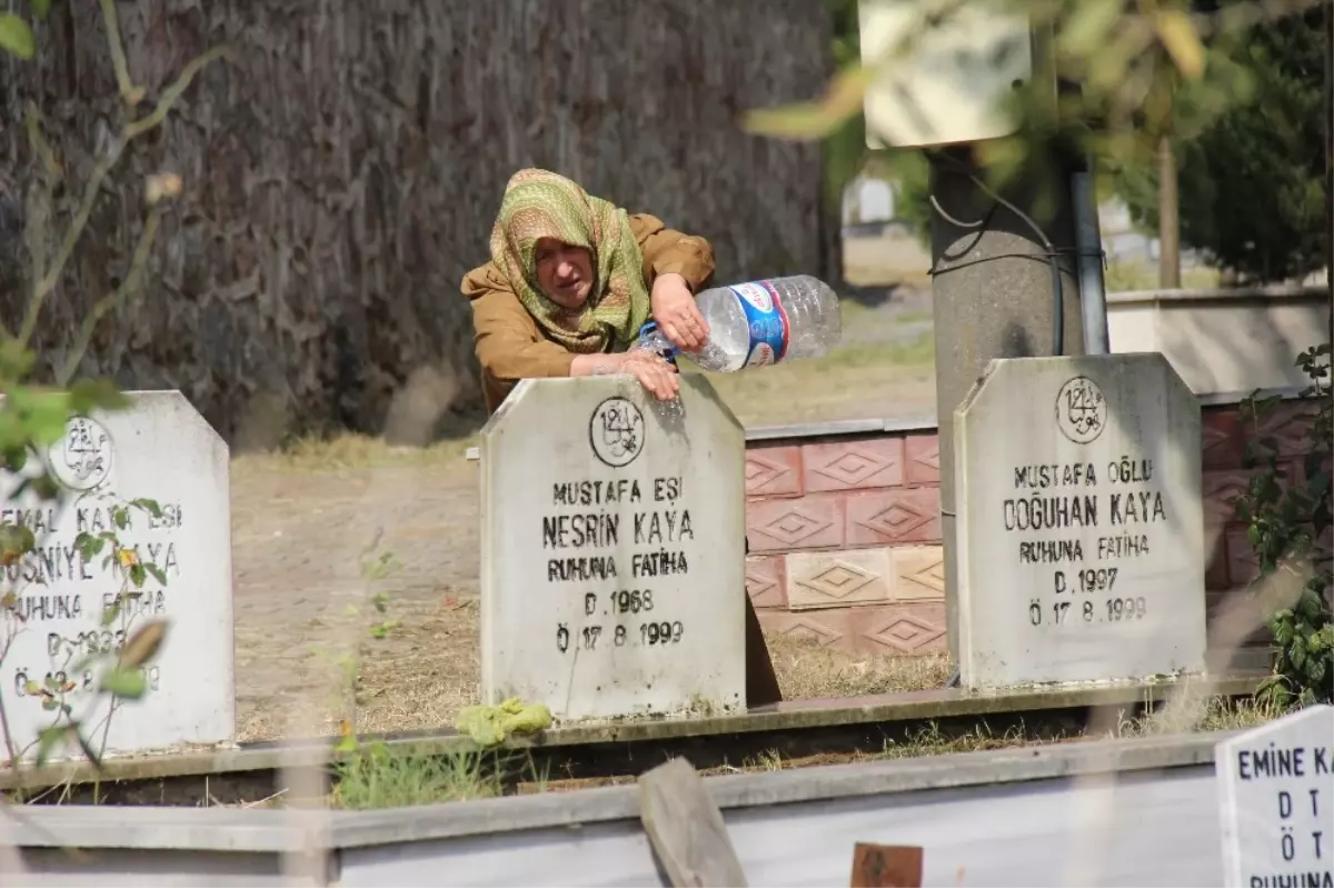 17 Ağustos Şehitleri, Mezarlarında Gözyaşları ve Dualarla Anıldı