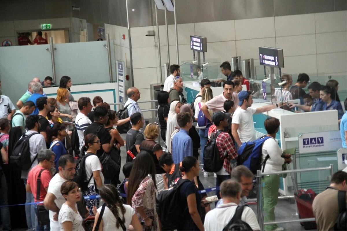 Atatürk Havalimanı\'nda Kurban Bayramı Yoğunluğu