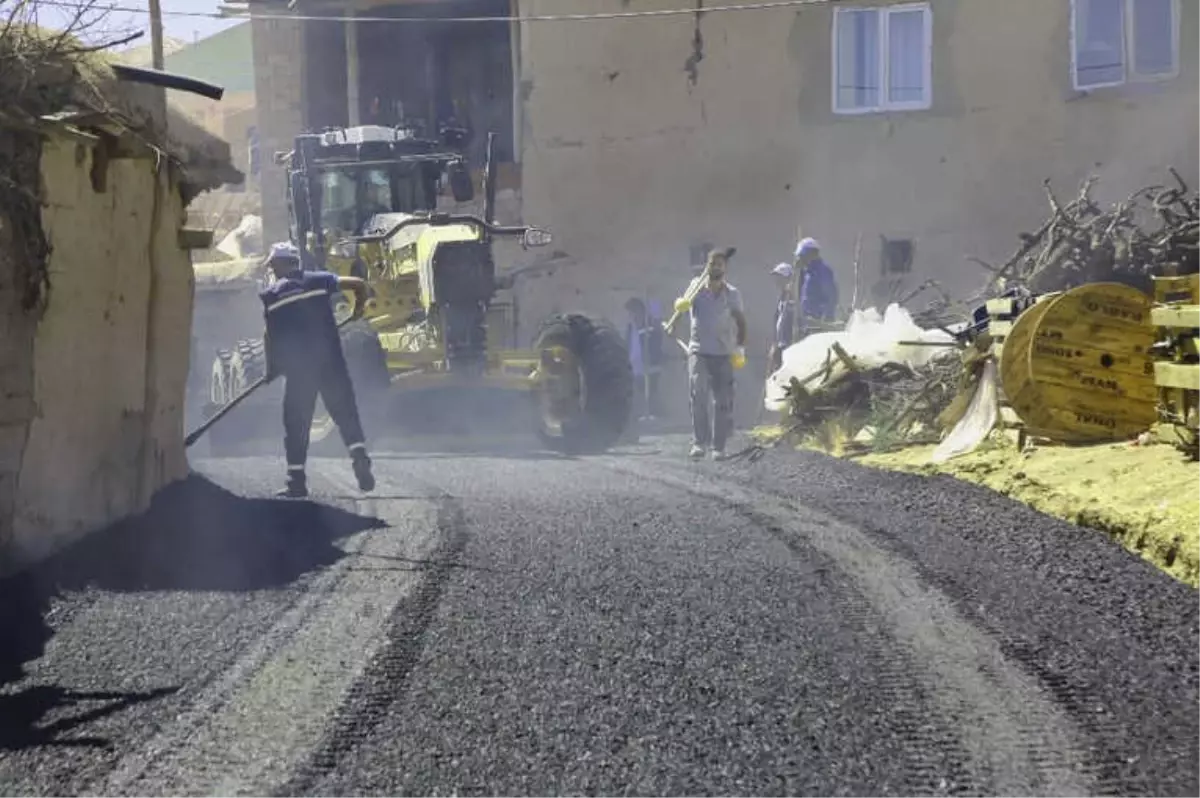 Battalgazi Belediyesi Sıcak Asfalt Çalışmalarına Devam Ediyor