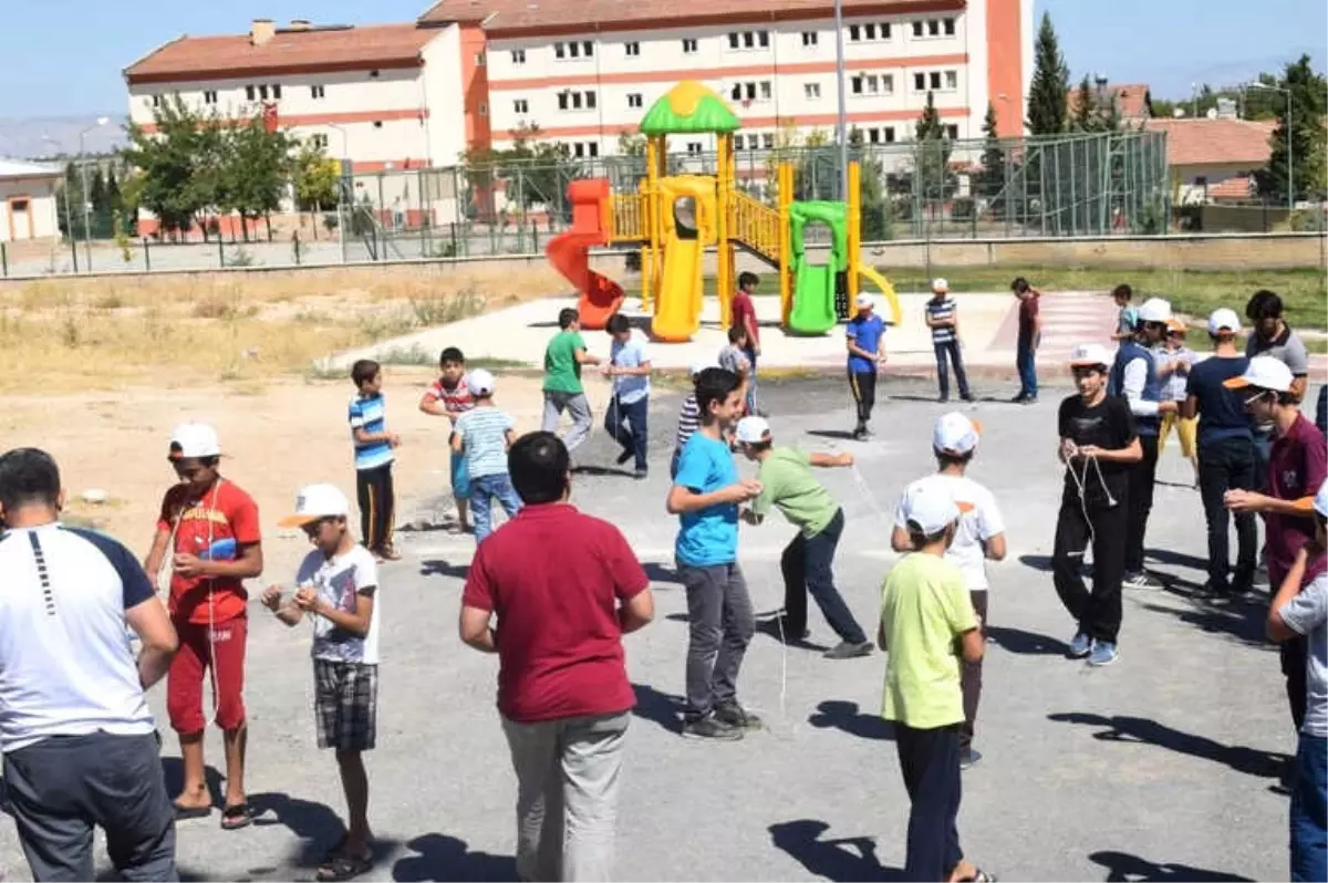 Bir Gelenek ve Binlerce Gülen Çocuk