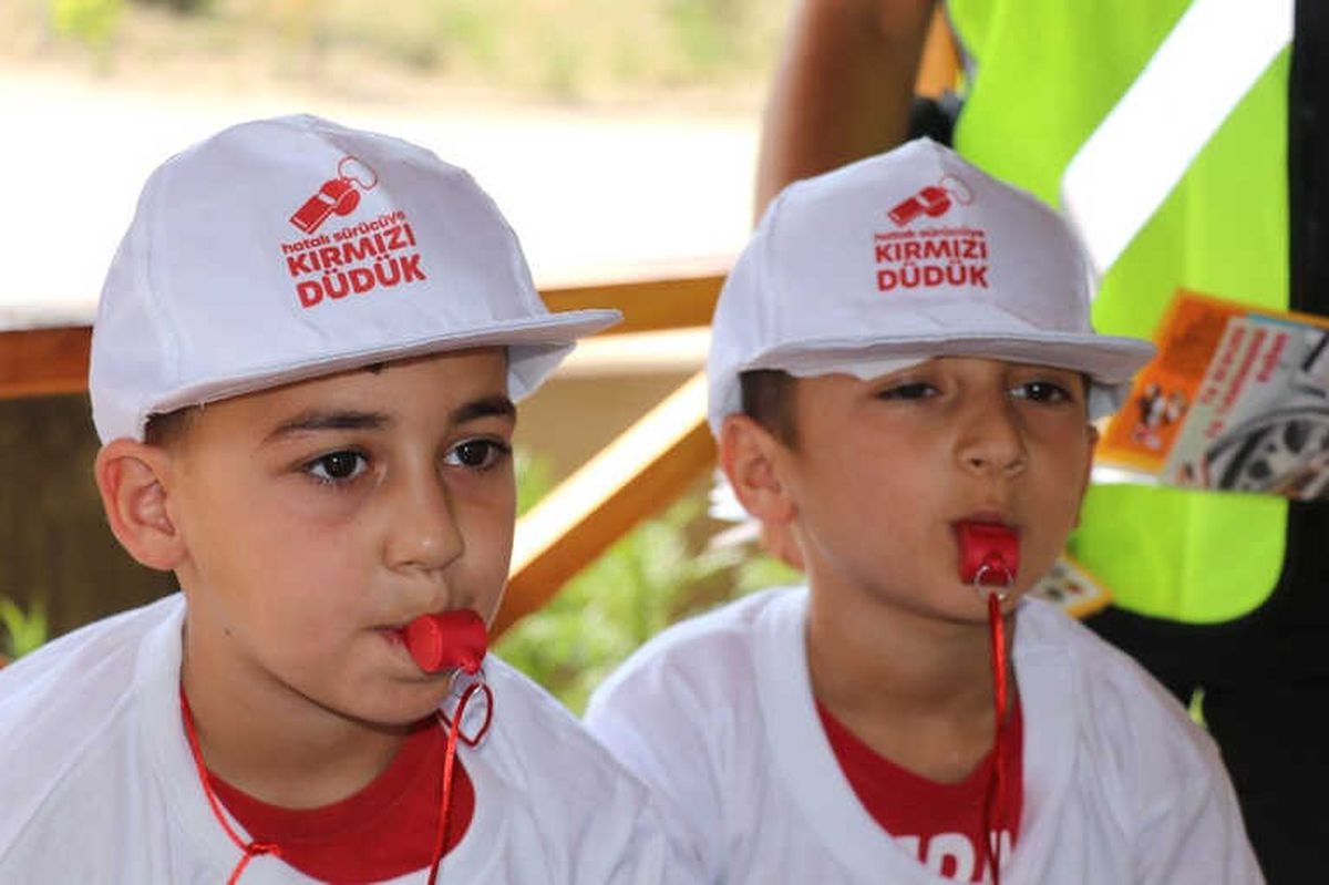 Çocuklar Kırmızı Düdük ile Sürücüleri Uyaracak