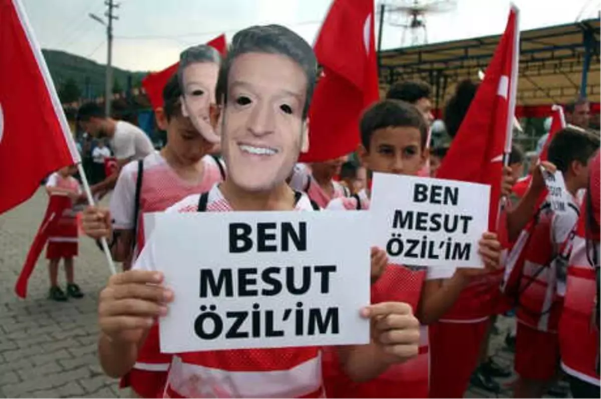 Çocuklar, Mesut Özil Maskeleriyle Yürüdü