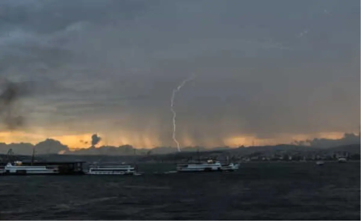 Ek Fotoğraf// İstanbul Güne Şimşekler ile Başladı