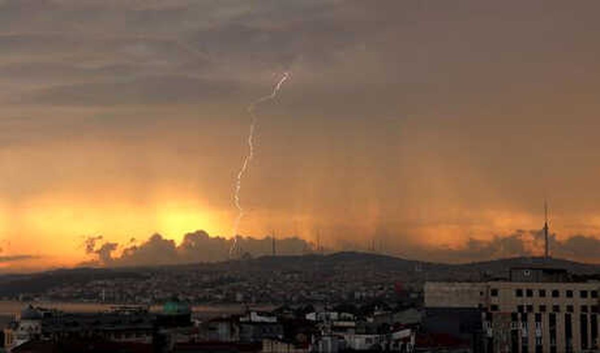 İstanbul Güne Şimşeklerle Uyandı