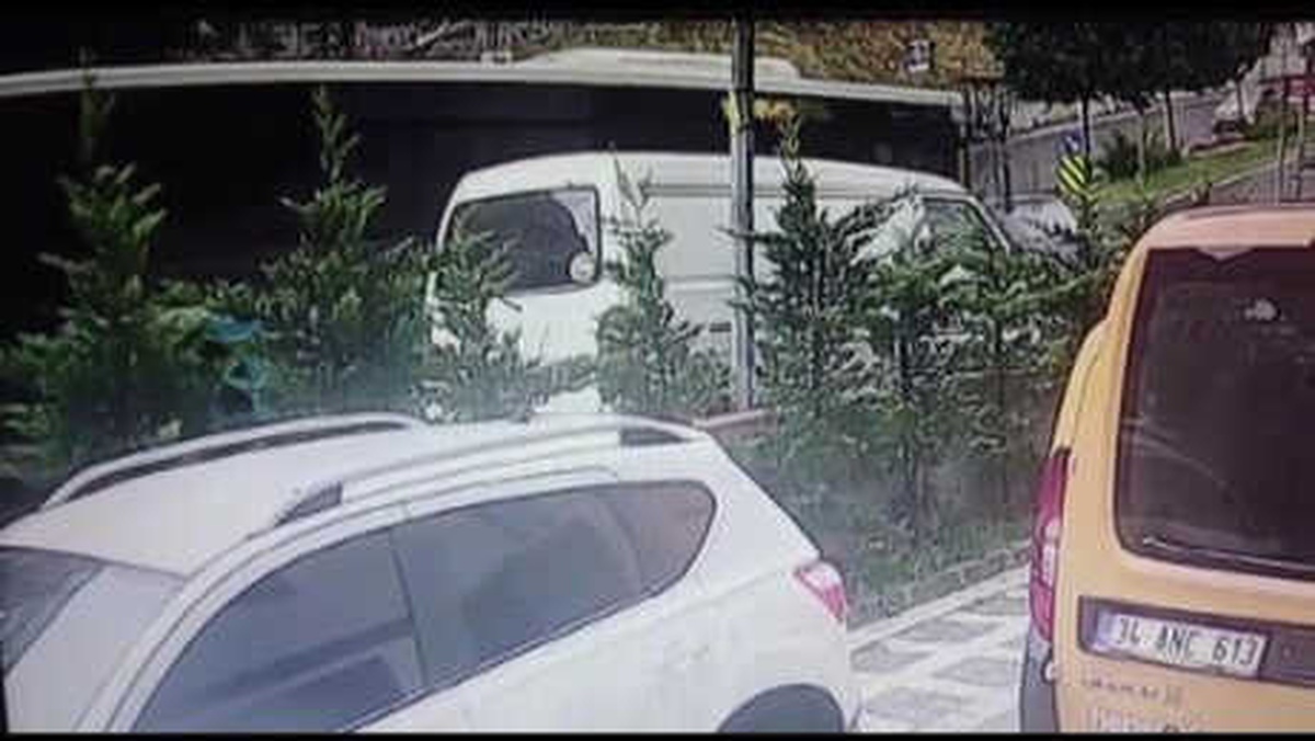 Kaza Anı Kamerada; Ümraniye\'de Yolcu Otobüsü Minibüse Çarptı